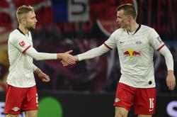 开云体育中国-包含莱比锡红牛球迷狂欢庆祝，球队取得关键胜利的词条