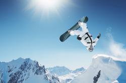 开云在线直播-赛道上的逆袭，红牛二队完胜红牛，阿隆索惊艳四座