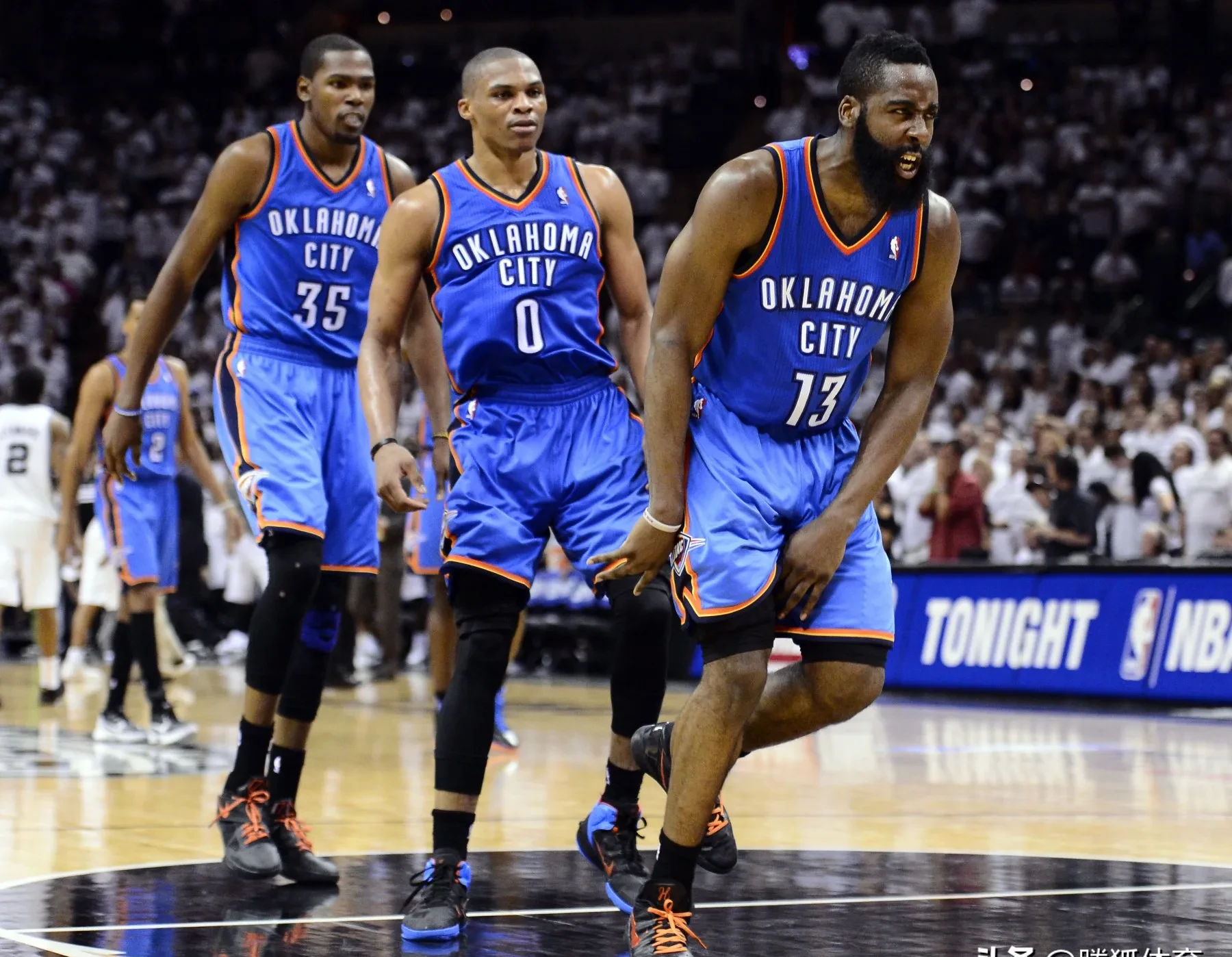 经典复赛！两支老牌球队再度交锋，火药味十足的简单介绍