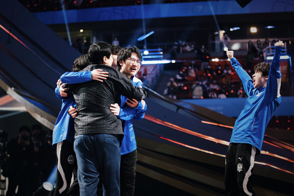 包含RNG爆冷DRX2，Tarzan打破历史纪录的词条