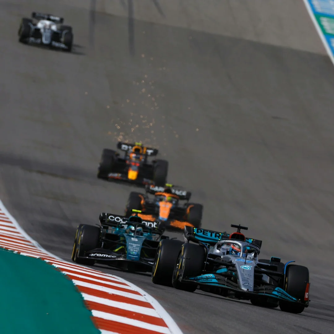 包含梅赛德斯翻盘法拉利，拉塞尔状态火热的词条