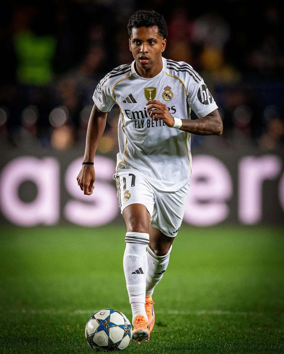 关于皇马球迷赞誉英超，认为迷恋程度高的信息