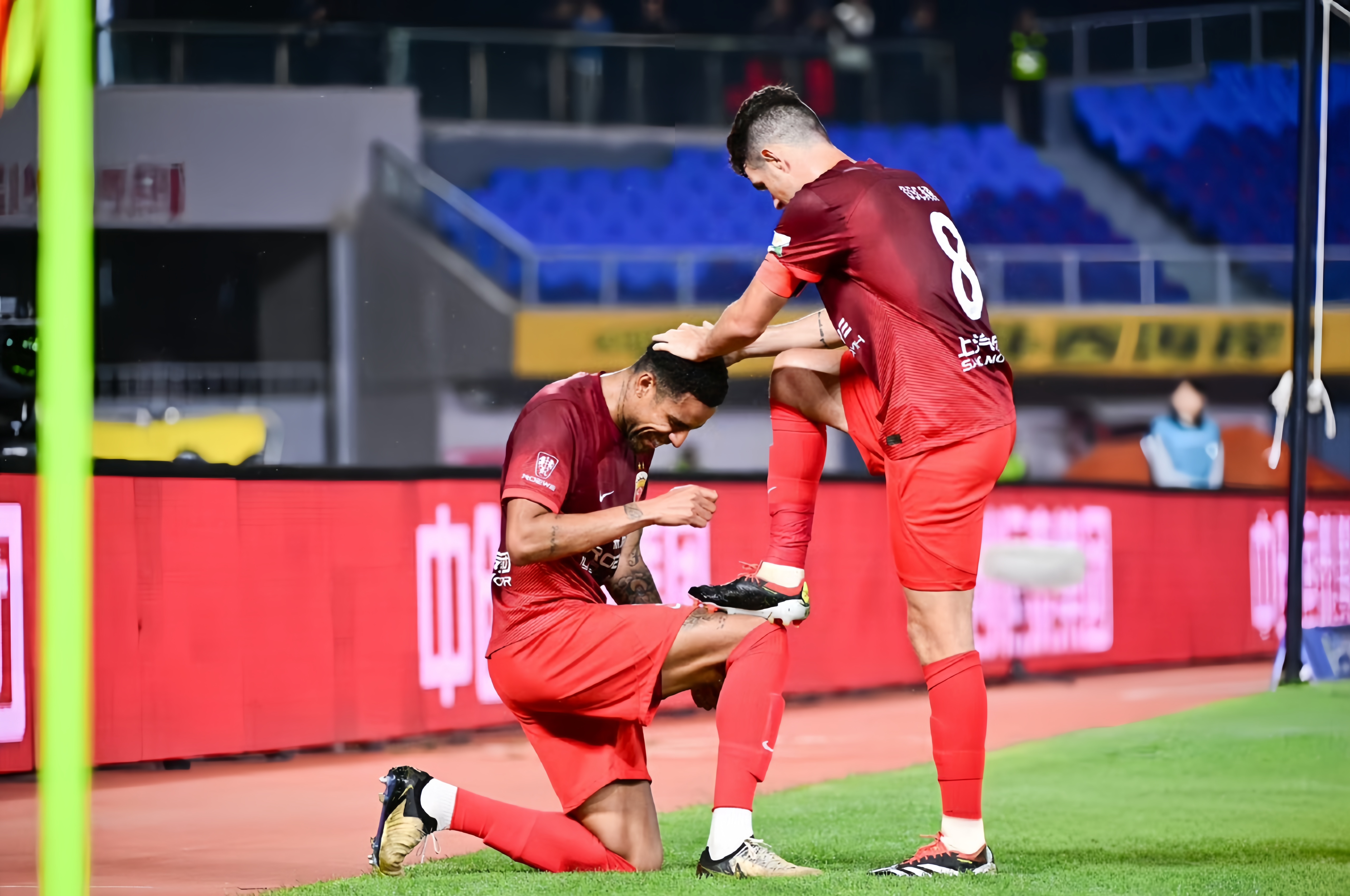 淘汰赛上的残酷拼杀令人揪心不已 淘汰赛上的残酷拼杀令人揪心不已