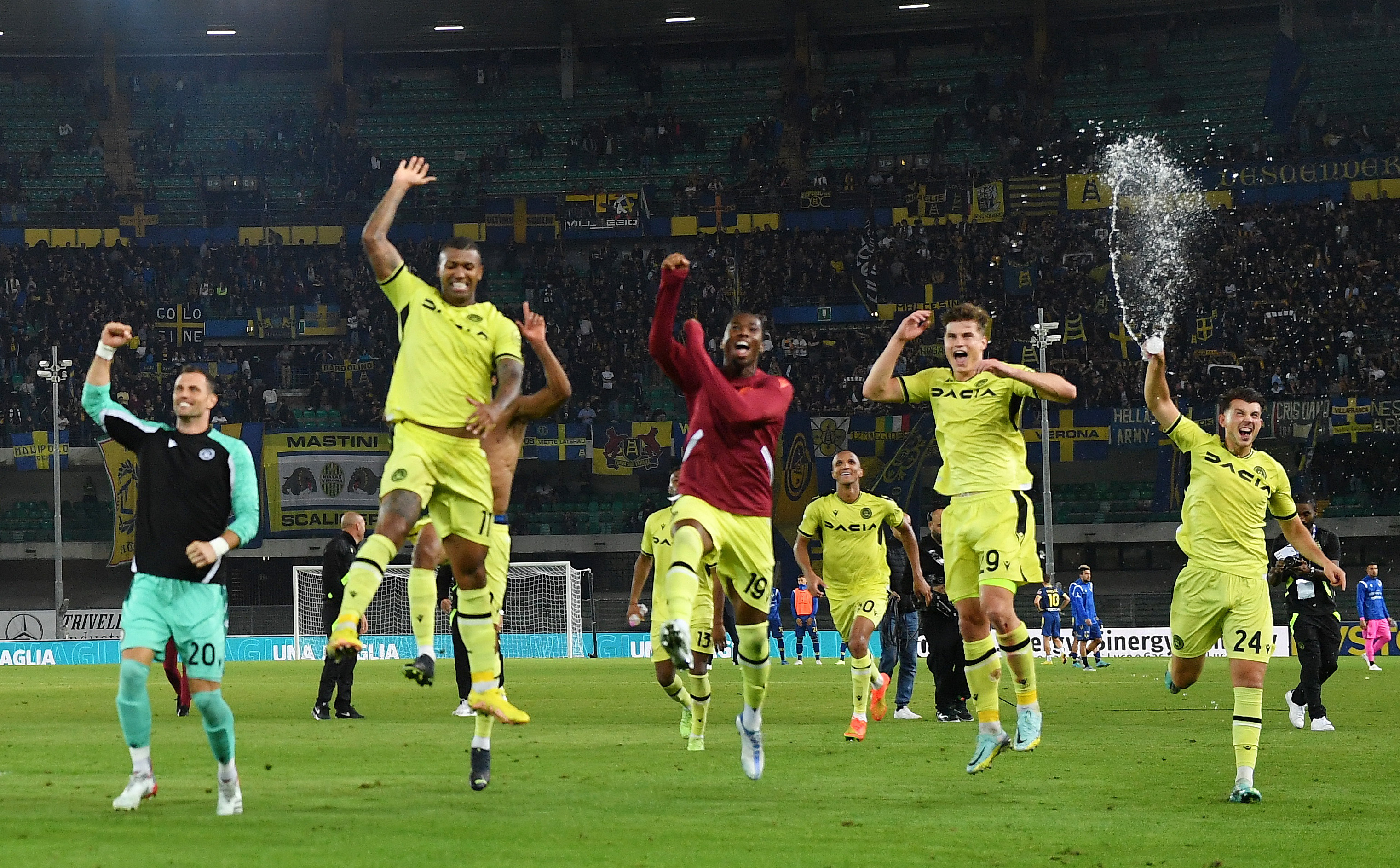 乌迪内斯逆转击败对手,挣得关键胜利 乌迪内斯逆转击败对手,挣得关键胜利