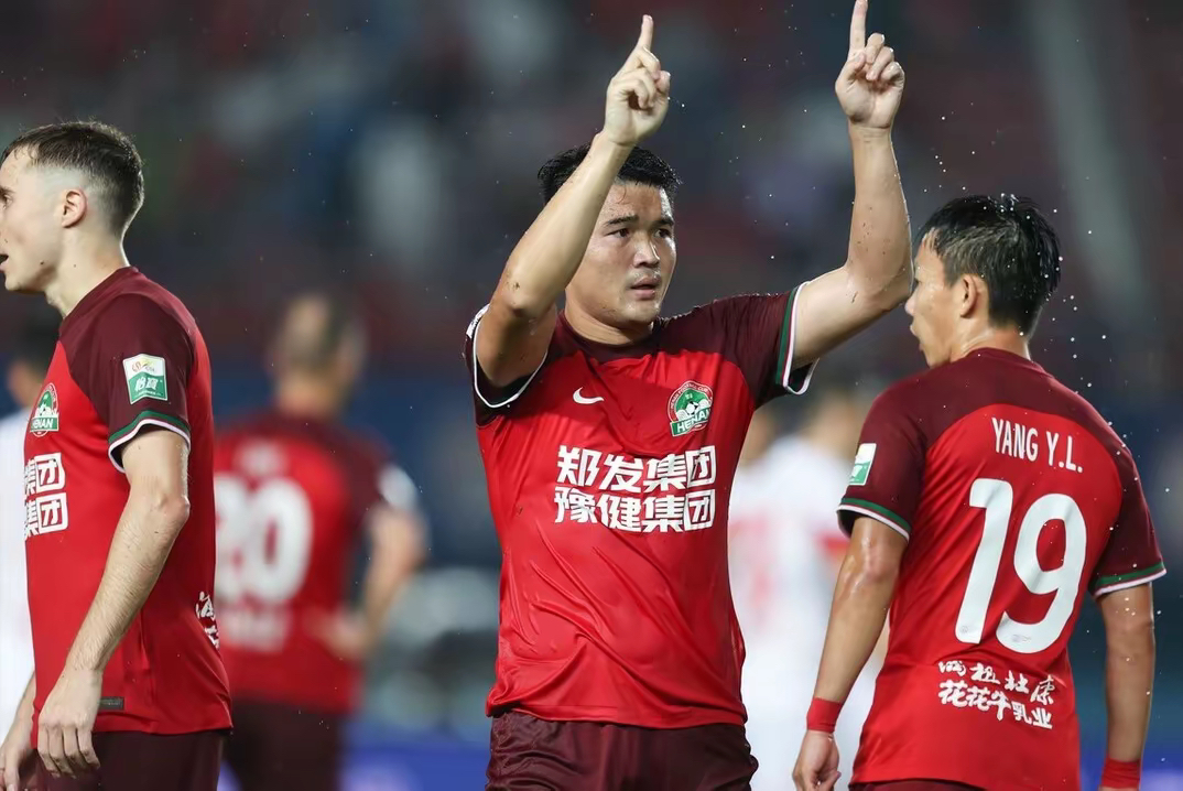 上港大比分获胜，登顶积分榜的简单介绍