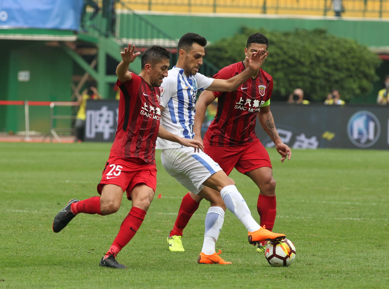富力和上港上演对决，胜负难断