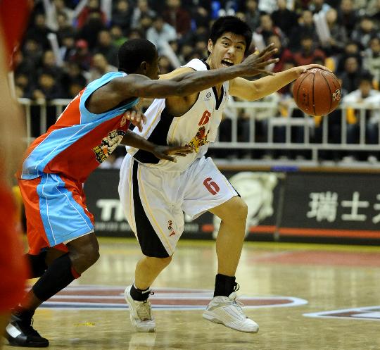 关于球场上的风暴！双方激烈对抗，演绎精彩篇章的信息