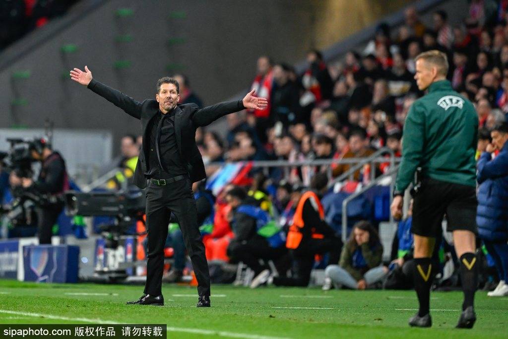 包含赫塔菲：争议犯规，球队遭遇连败！的词条