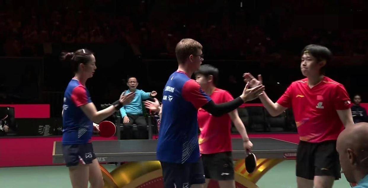 法国队轻取日本队，安赛龙点燃赛场