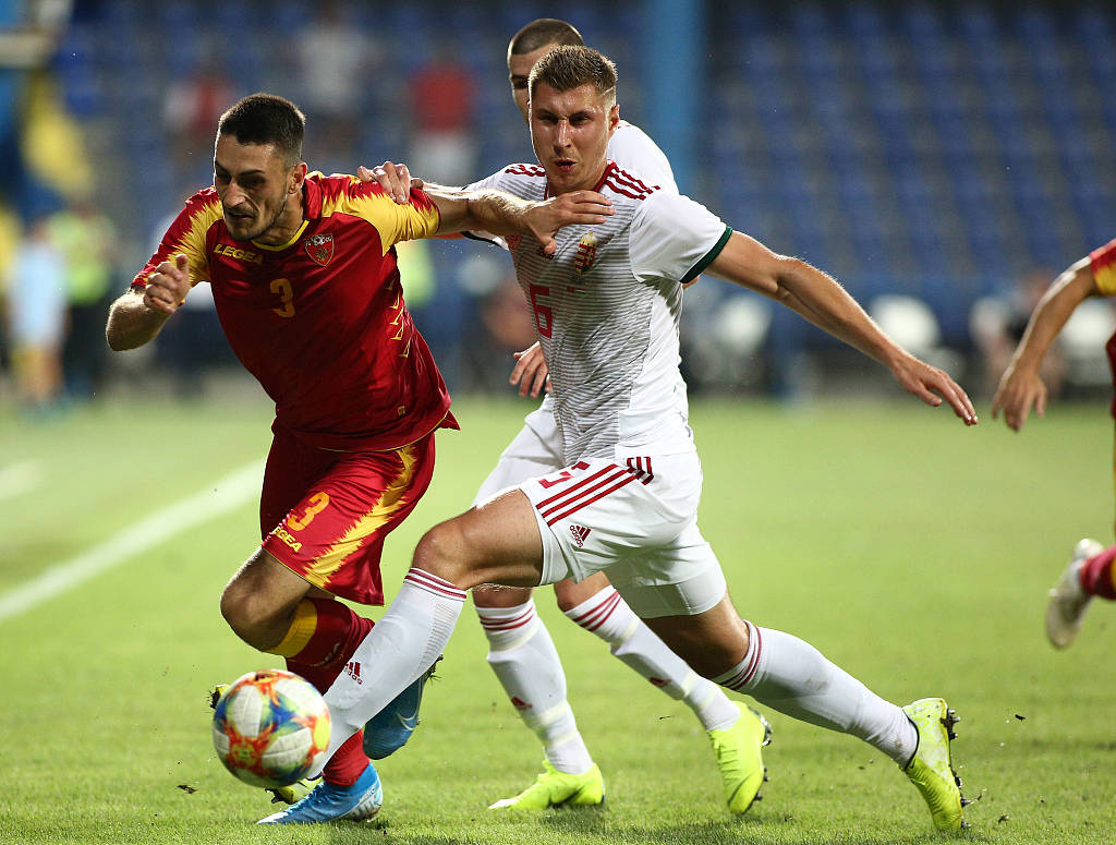 黑山国家队在比赛中获胜，成功晋级下一轮