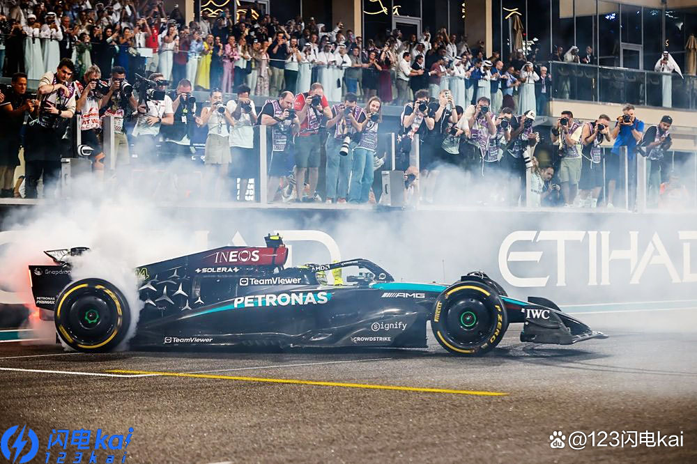 关于哈斯车队鏖战梅赛德斯，汉密尔顿惊艳四座的信息